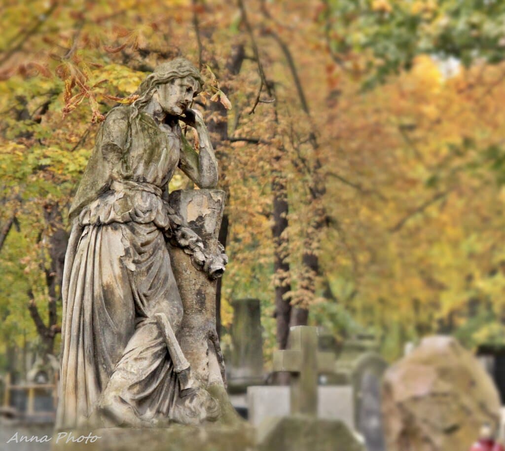 Zabytkowe rzeźby nagrobne na Starych Powązkach