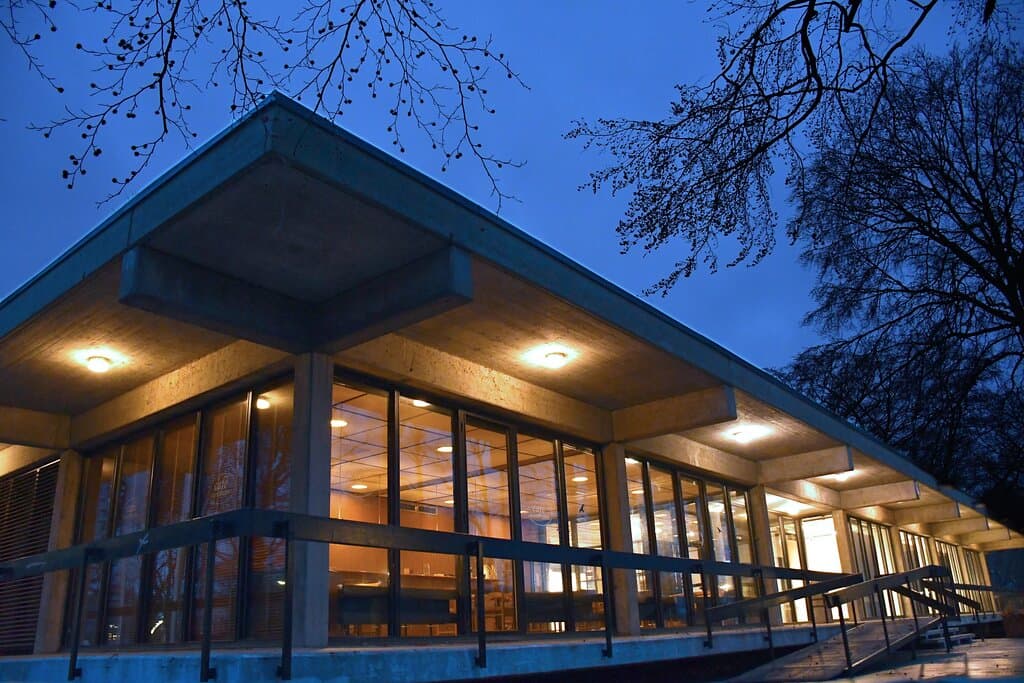 Landskrona bjuder på fascinerande arkitektur från olika tidsepoker. Konsthallen anses vara Skånes vackraste konsthall och ritades av Fritz Jaenecke och Sten Samuelson. Byggnaden uppfördes som en tillfällig utställningshall för industridesign i samband med Landskronas 550-års jubileum 1963. Hallen har en stomme av betong och stora glasade fasader. Man får en känsla av att den svävar ovan mark. I Konsthallens atriumgård finns en japansk trädgård skapad av Ulla Mohlin. ilandskrona.se/besoka/kultur