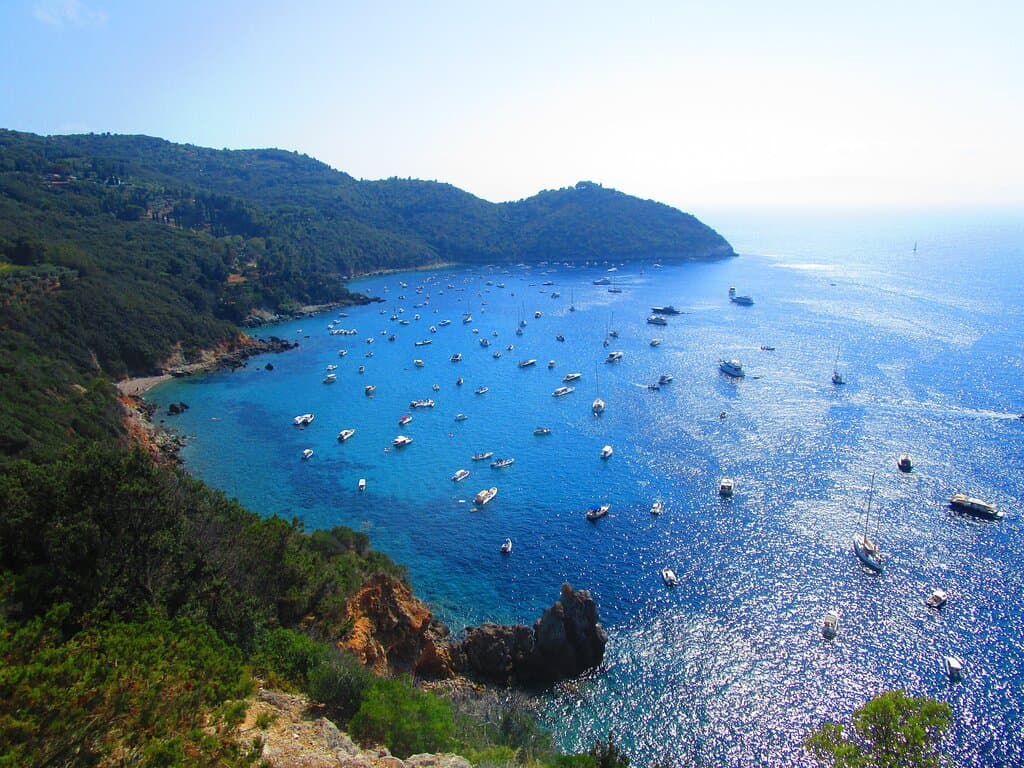 Il panorama che si ammira durante la discesa alla spiaggia