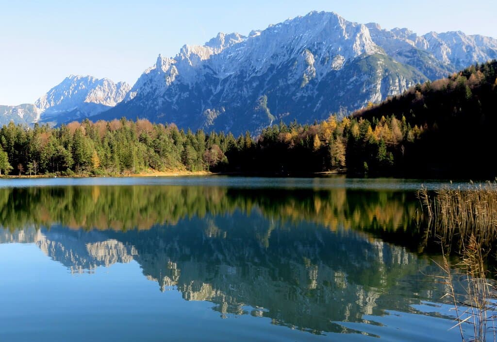 Blick über den See auf das Karwendelgebirge