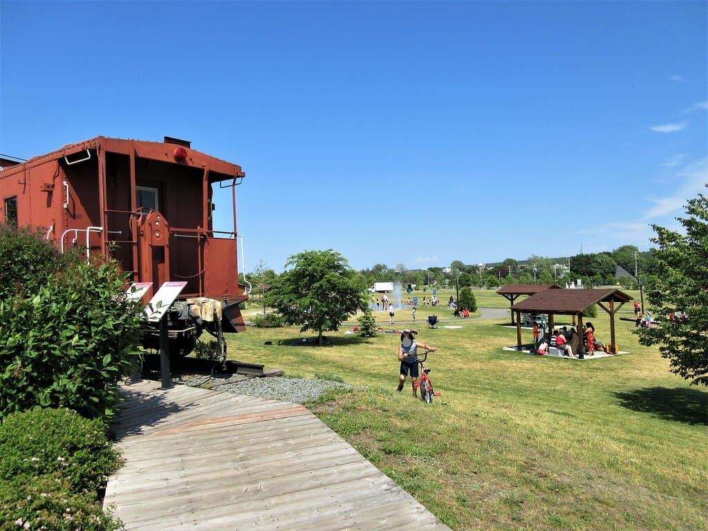 Le parc du Campus et de la Cité est un parc municipal. Celui-ci est accessible gratuitement.  Vous y trouverez des  tables à pique-nique, jeux d'eau et un petit stationnement.