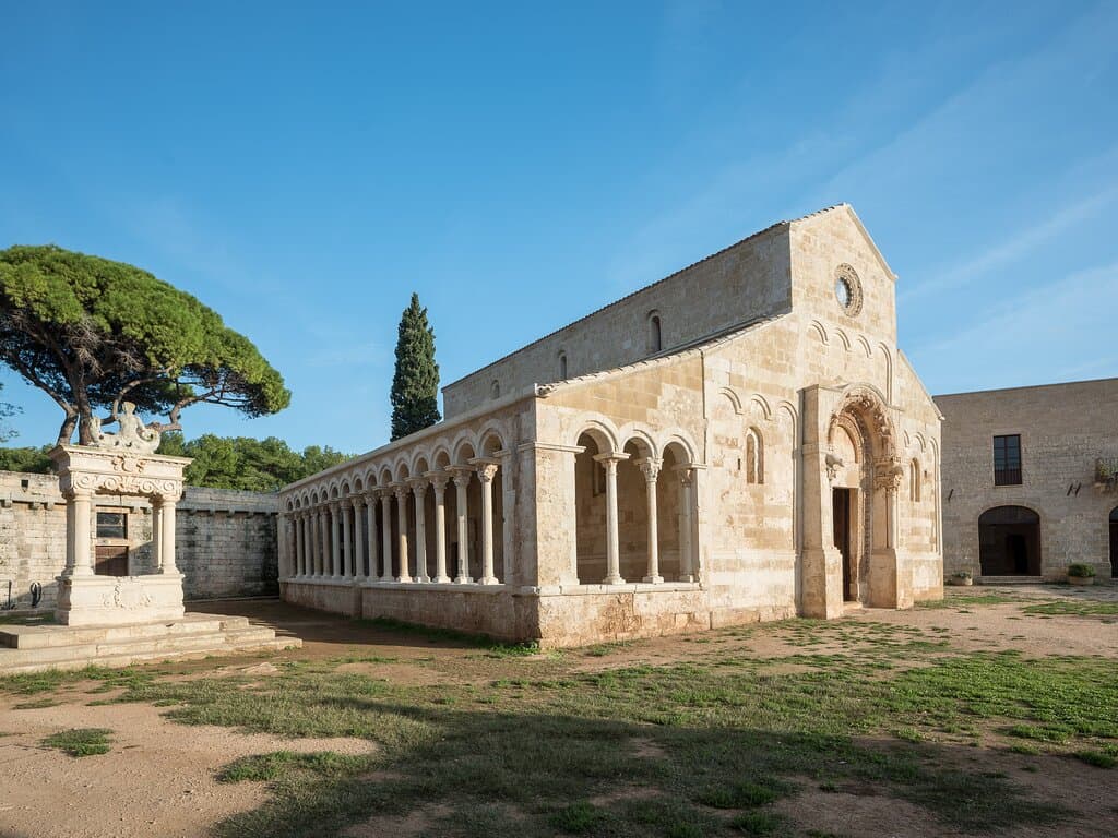 Un tempo monastero di rito bizantino con scriptorium e biblioteca, poi centro di produzione agricola specializzato nella lavorazione delle olive: l’Abbazia di Cerrate restituisce un affascinante racconto della sua doppia anima di luogo di culto e masseria storica.