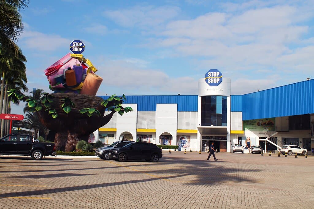 Vista do nosso estacionamento para a entrada