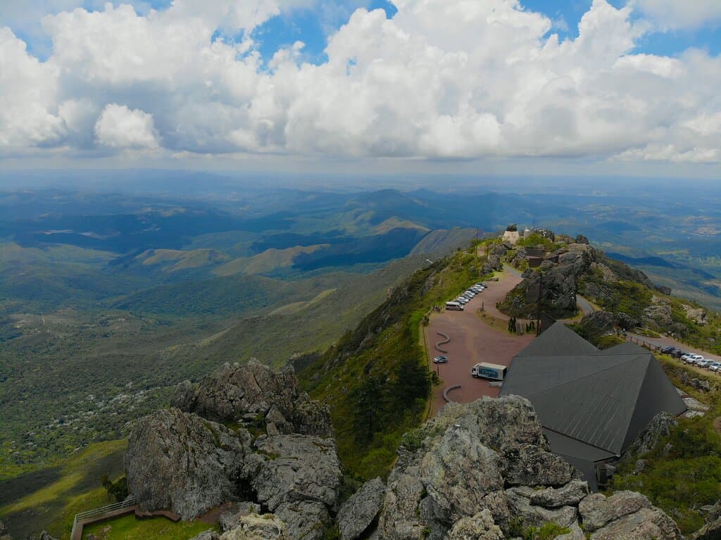 Local top para visitar e orar, agradecer e apreciar a bela vista das montanhas a uma altura de 1750 metros.... recomendo demais o passeio. Está tudo seguro... pode ir.