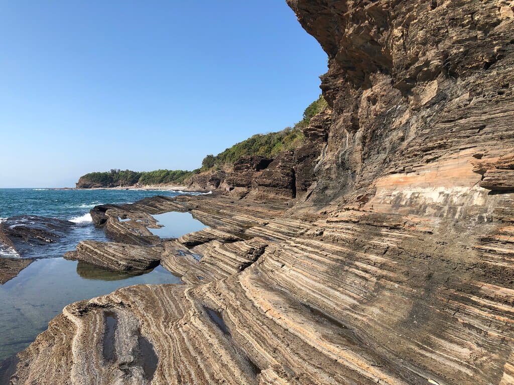 Wave patterned sea cliffs on the west side of Tung Ping Chau 
