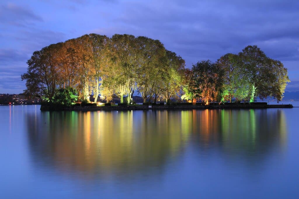 Ile de La Harpe à proximité de Rolle (VD) - Obélisque sur le côté gauche.