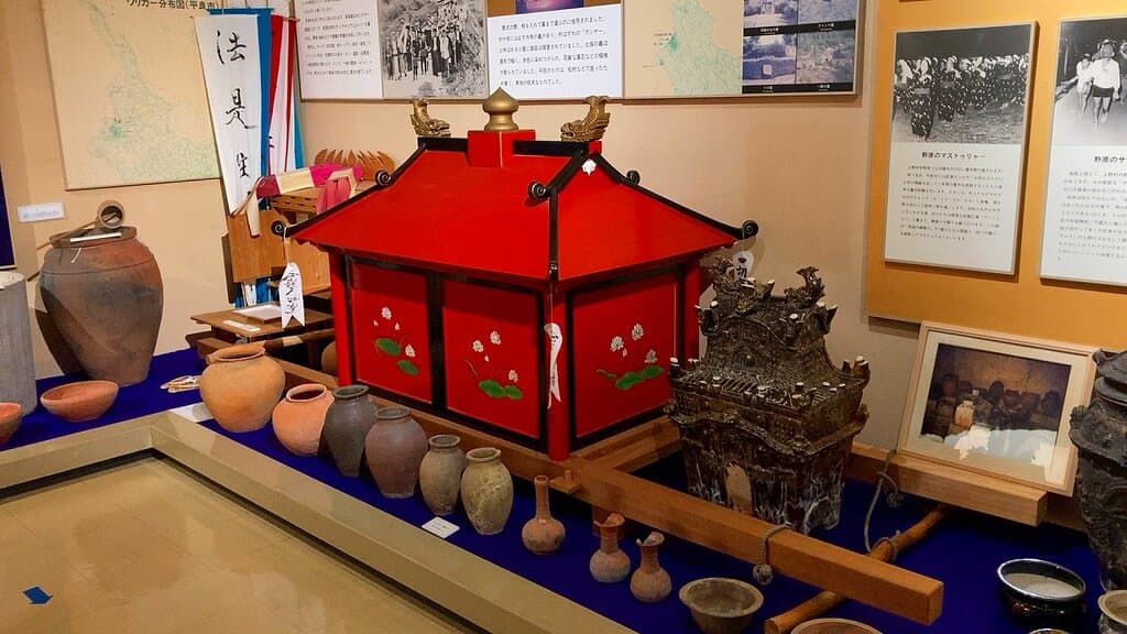 好きな旅行先の土地や文化や歴史を知るのには、非常に勉強になる施設。  施設内は空いていて、ゆっくり施設内の見学が出来て大変勉強になり大満足でした。 元々は平良市の施設だった様で、石碑が施設外にありました。