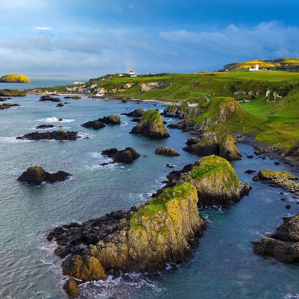 Could you get a more postcard-perfect scene than this? Nestled along the Causeway Coast, Ballintoy Harbour is just one of the many star locations you'll find on your next adventure! #WhenTheTimeIsRight  📍 Ballintoy Harbour, County Antrim  📸  instagram.com/billy.b.images/
