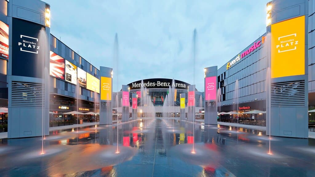 Der Mercedes Platz befindet sich im Herzen Berlins, entlang der East Side Gallery und lässt mit 20 Bars, Cafés und Restaurants, der Bowling World Berlin, dem UCI LUXE, drei Hotels sowie der Mercedes-Benz Arena und der Verti Music Hall keine Wünsche offen.