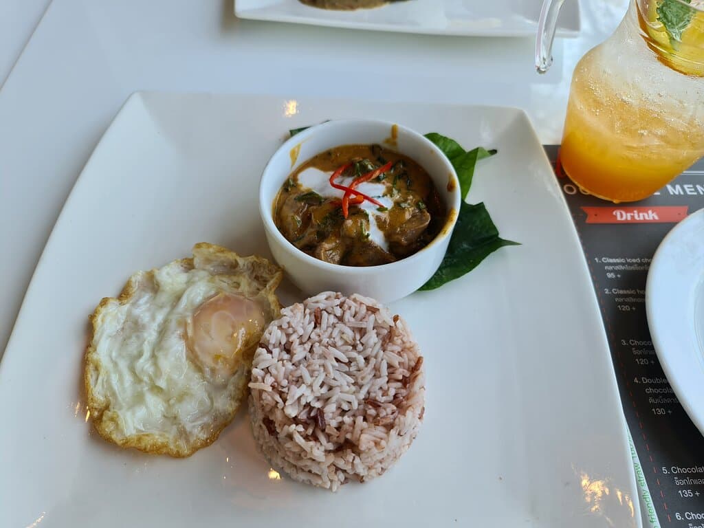 อาหารอร่อย วิวสวย บรรยากาศดี มีที่จอดรถ