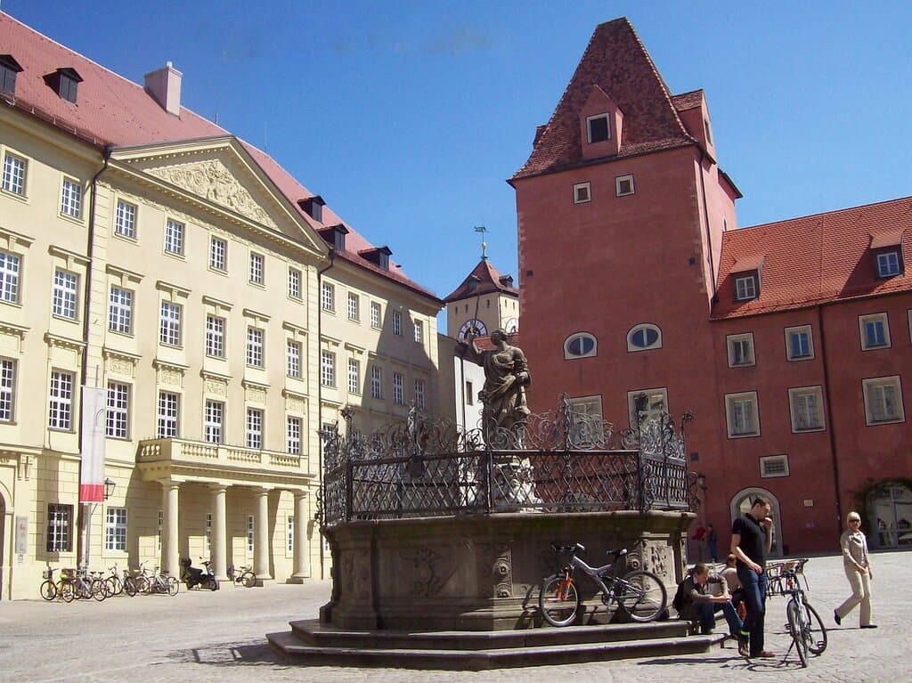 Thon-Dittmer-Palais (links) am Haidplatz in Regensburg