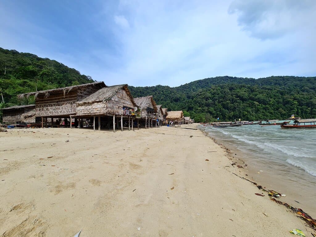 บ้านเรือนจะปลูกเรียงเป็นแถว แนบชิดชายหาดแบบนี้ ครับ 