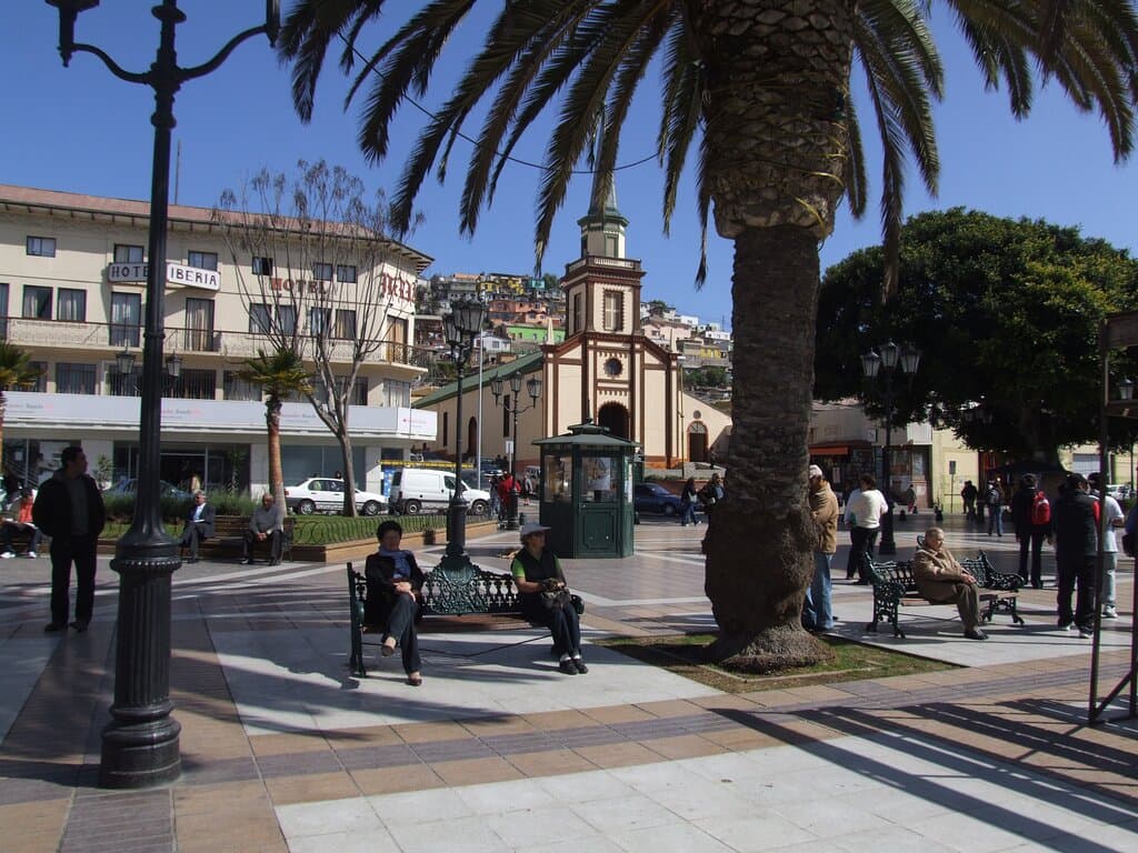 Vista parcial de la Plaza de Armas en Coquimbo. Al fondo, la Iglesia San Pedro y, a la izquierda el Hotel Iberia.