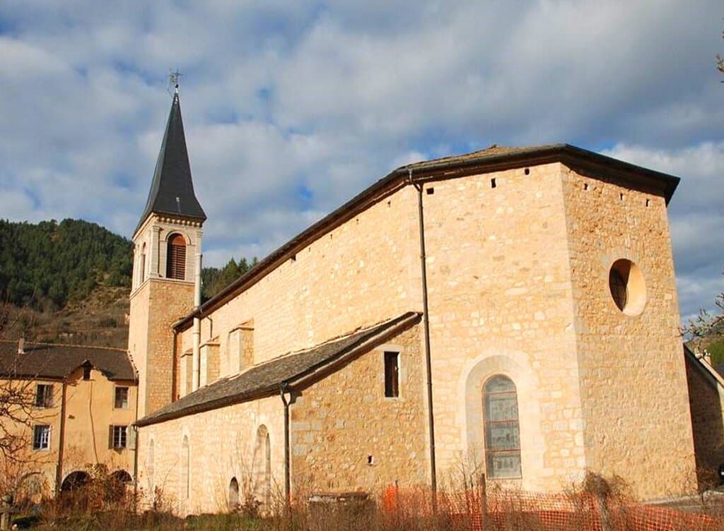 Eglise Saint Pierre de Meyrueis , vue générale du chevet /Saint Pierre de Meyrueis Church, general view from the apse 
