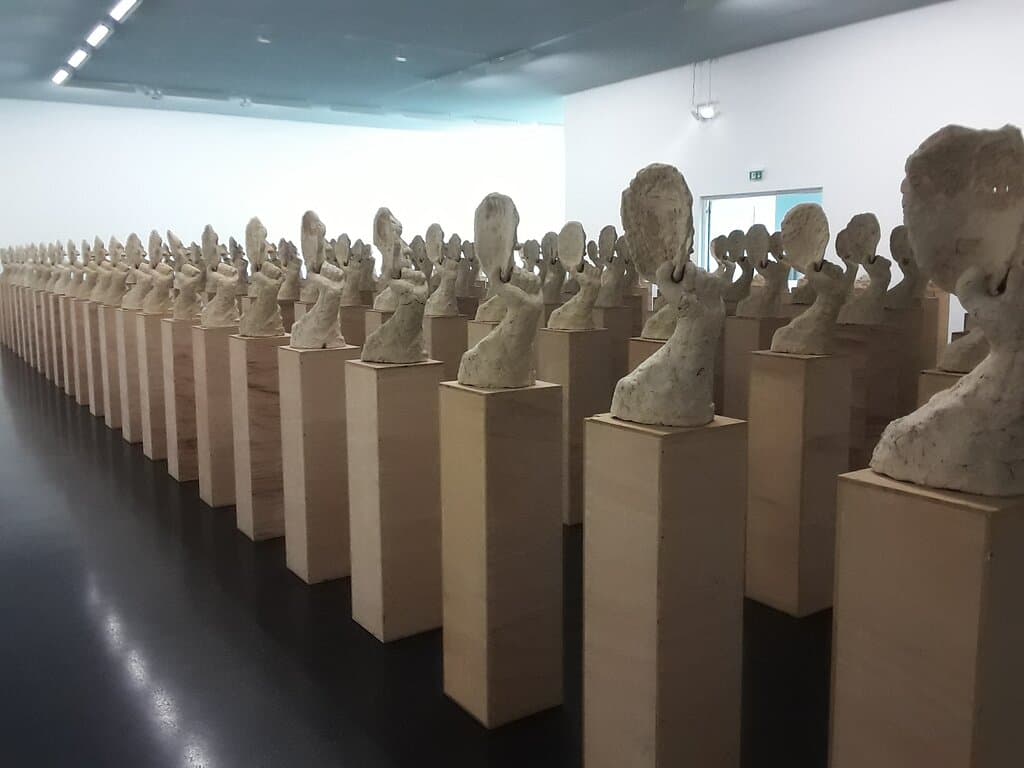 Die Plastiken stellen den Schauspieler Norbert Klassen dar.