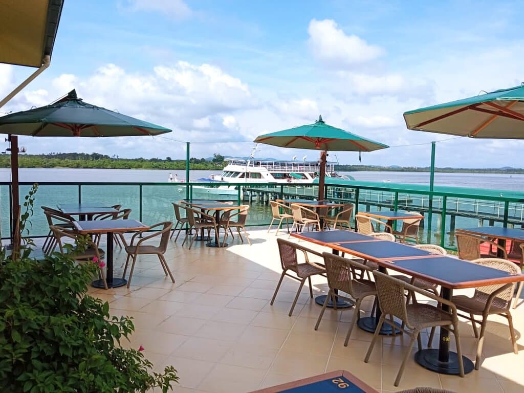 Almoçar ou jantar com essa vista maravilhosa, você tem aqui no Lagoa