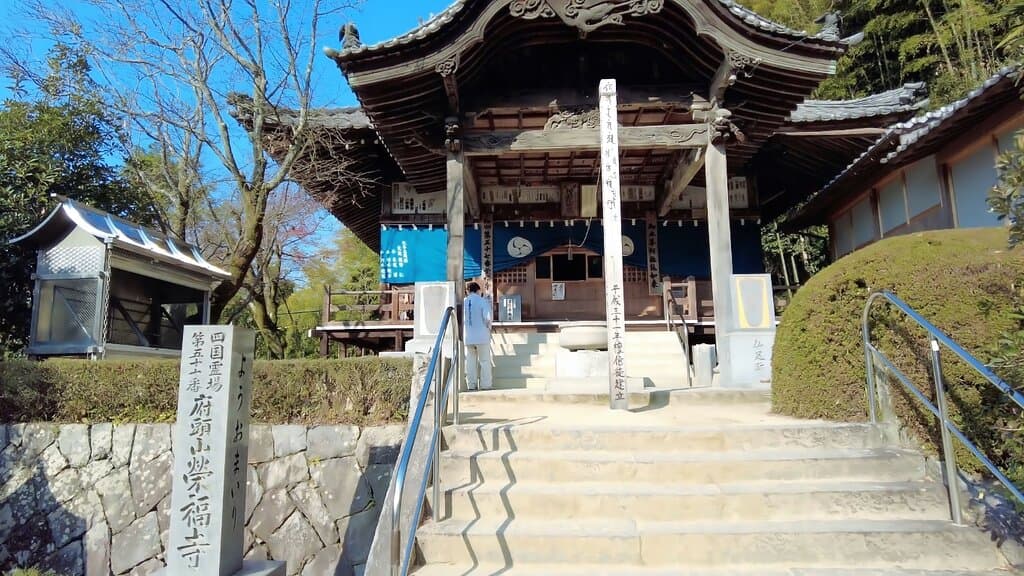 栄福寺（愛媛県今治市）　⇒　弘法大師が海上の安穏を祈願した山裾の寺（第57番札所）