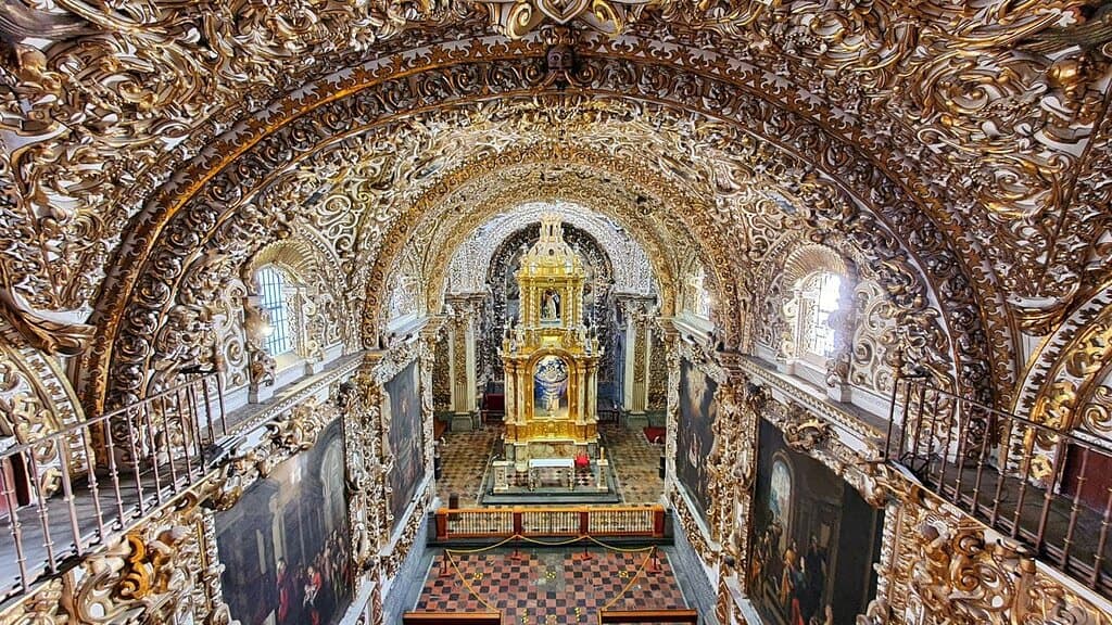 Vista angular desde el coro de la Capilla del Rosario. 