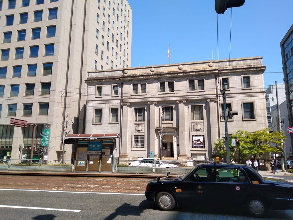 道路を挟んで向かいから