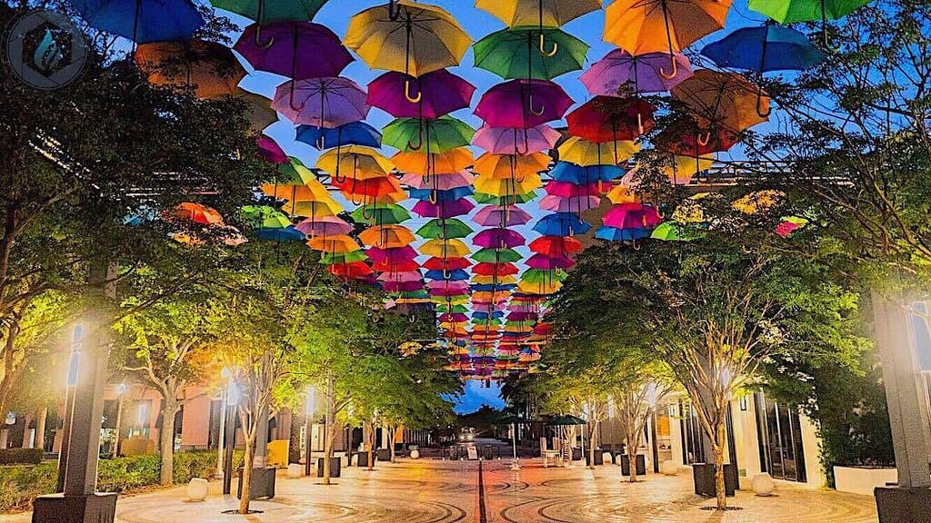 Giralda Plaza often features art installations. 