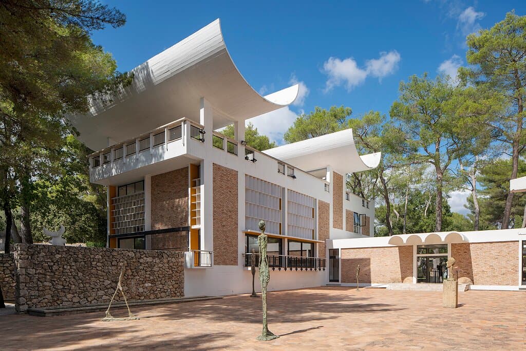 Bienvenue à la Fondation Maeght, où art, architecture et nature dialoguent dans un espace magique !