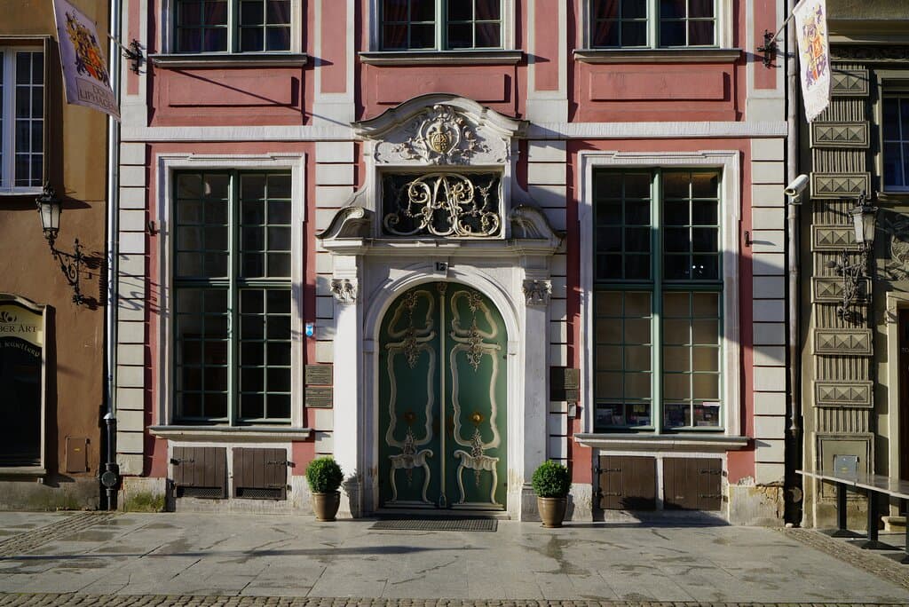 Wejście główne z ulicy Długiej / Main entrance from Dluga St. Fot. Dariusz Kula