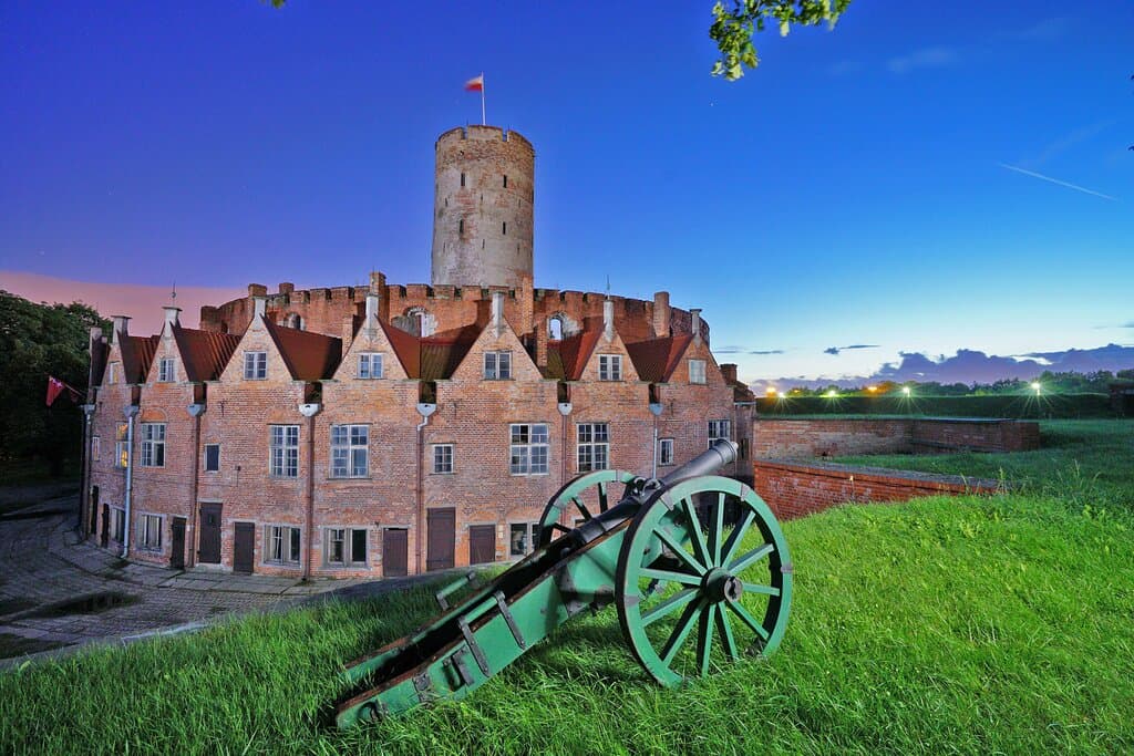 Twierdza Wisłoujście. Wieniec kamieniczek, w tle Latarnia.