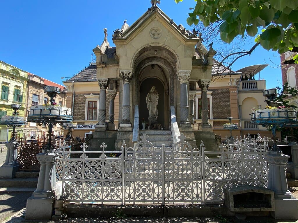 The small "chapel" designed by Laszlo Szekely- underneath the statue.