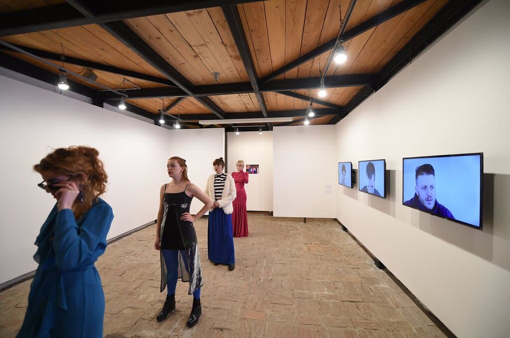 Stacion – Center for Contemporary Art Prishtina  Haveit: L dhe SH Curatorial by Albert Heta  22 April 2015 – 23 May 2015  Opening: 22April 2015, at 20:00 Performance: 22 April 2015, from 20:30 – 22:00  http://stacion.org/en/Haveit-L-dhe-SH 