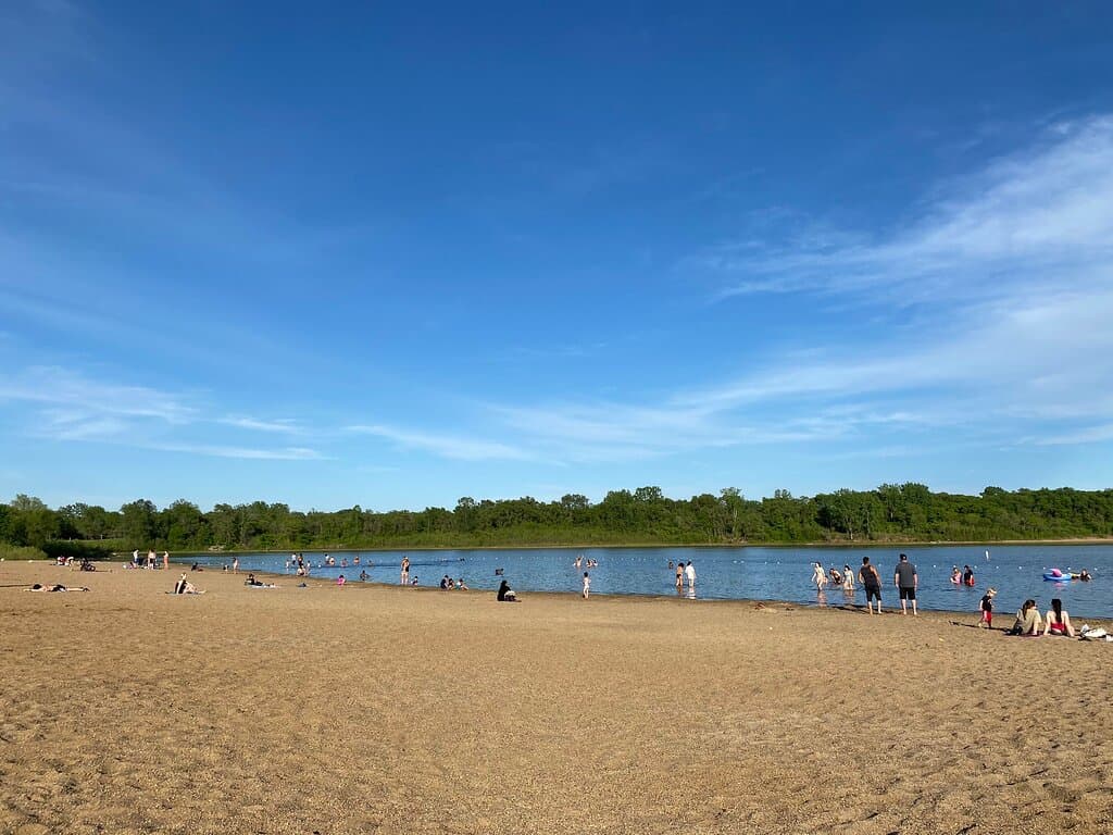 Beautiful, clean beach. Birdwatching was impressive and there are boats, kayaks, and stand up paddle boards available for rent.