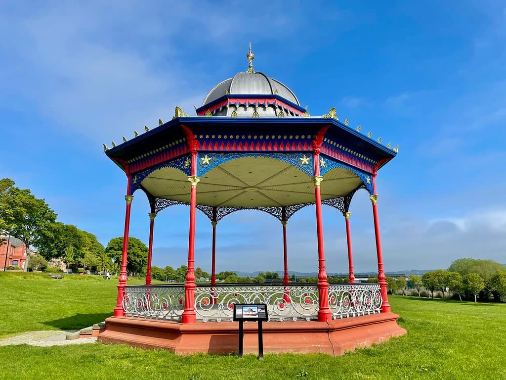 This iconic bandstand was built by Walter McFarlane & Co. of Glasgow at the Saracen  Foundry in 1890, and was restored in 1991. It’s immortalised in the paintings of local artist James McIntosh Patrick, and sometimes hosts Sunday afternoon concerts.