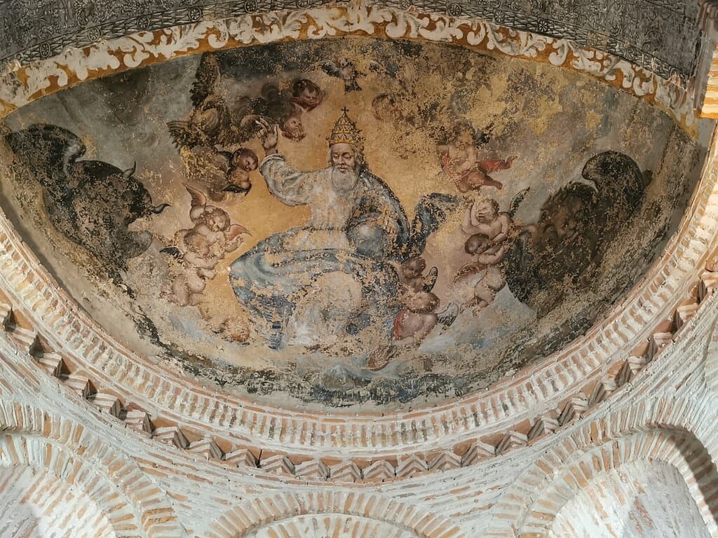 Pinturas en el ábside.