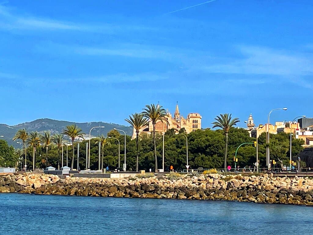 vue de la cathédrale à l'entrée de la plage