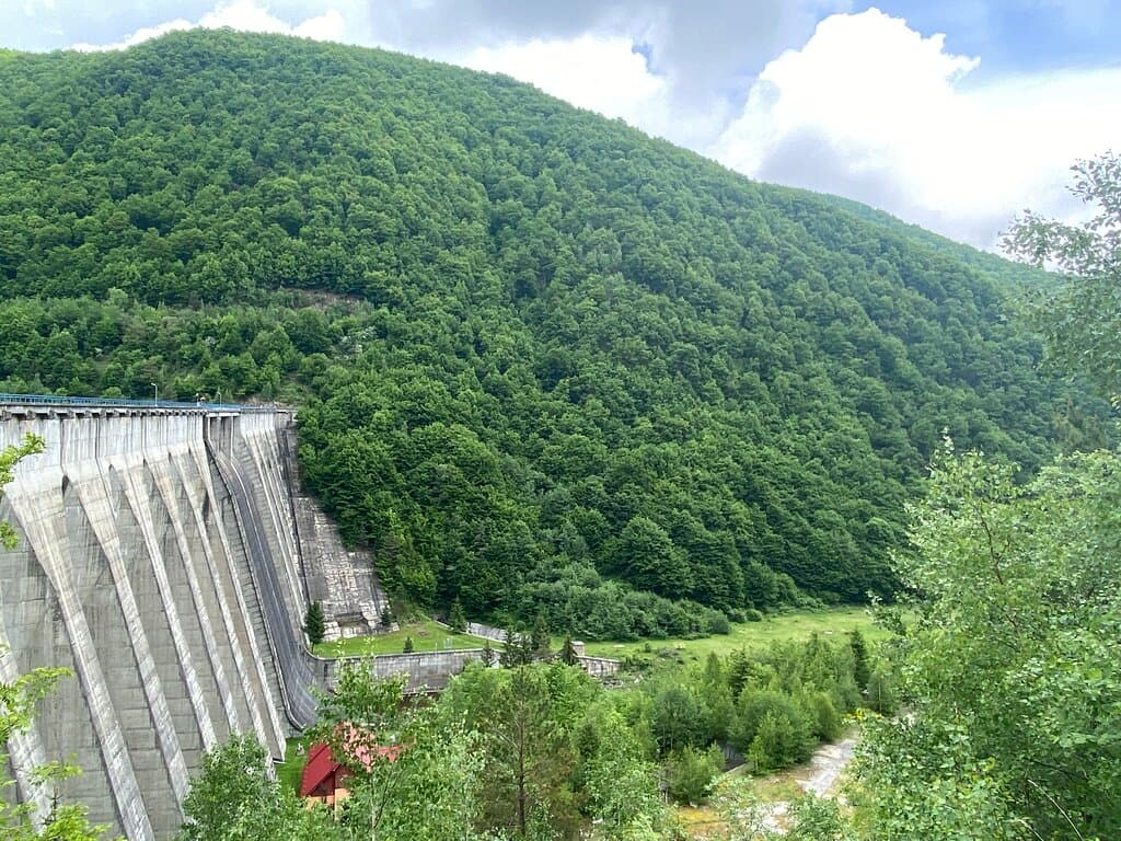View of the mountain on the other side of the dam ...