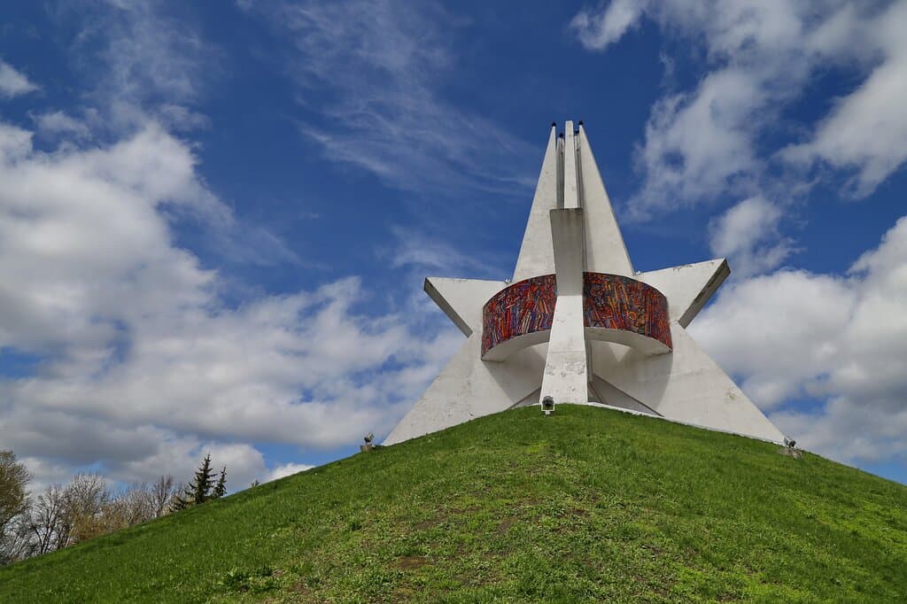Монумент на фоне мирного голубого неба