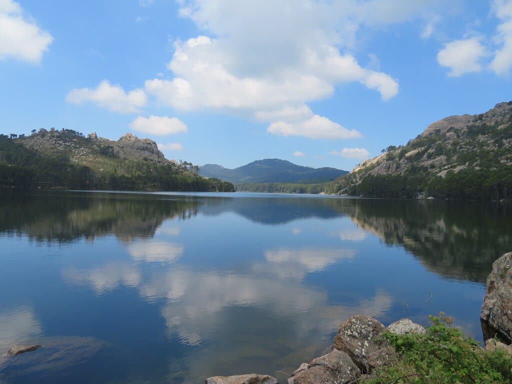 Vue de la retenue d'eau depuis le barrage de l'Ospedale