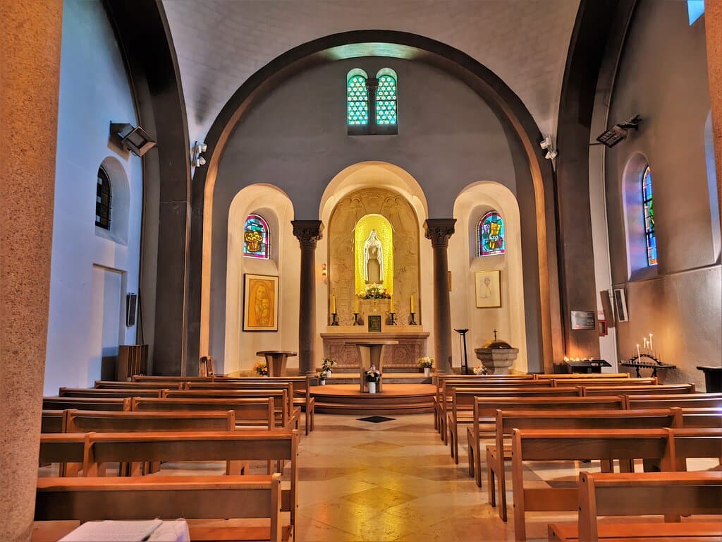 Un projet ambitieux du 20ème, dont le vieillissement fut catastrophique, sauvé par une inscription des M.H. L'église "rouge" Sainte-Thérèse de Nantes est construite en béton armé habillé de briques rouges. Le chantier dura 25 ans, la première pierre fut posée en 1935, le creusement des fondations débuta en 1939, l'église fut consacrée en 1960. Divers évènements freinèrent l'édification, les bombardements de 1943 détruisirent le début de construction, le chantier fut stoppé jusqu'en 1952.