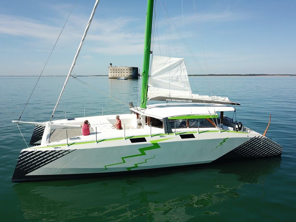 Rêvolt', catamaran de 15m de long et 8m de large totalement accessible et performant à la voile