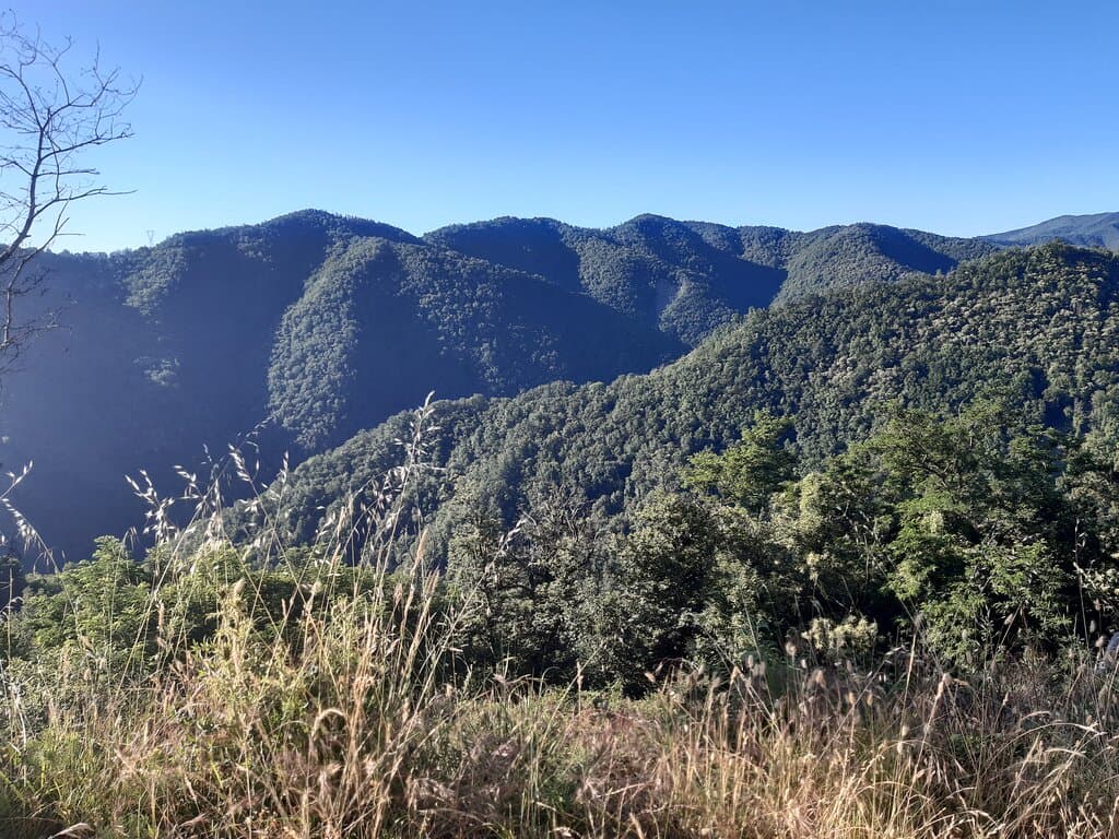una panoramica delle montagne disabitate dal versante pratese