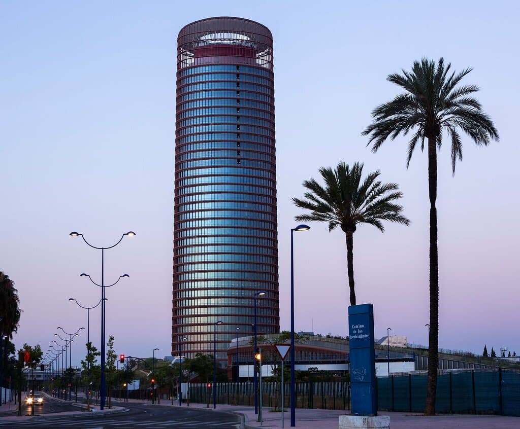 TORRE SEVILLA, diseñada por el arquitecto argentino César Pelli, es el edificio más alto de Andalucía