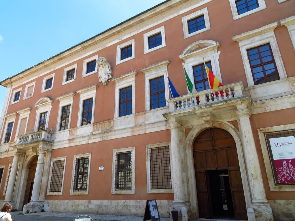 Il fronte del palazzo su piazza Chigi (lato occidentale)