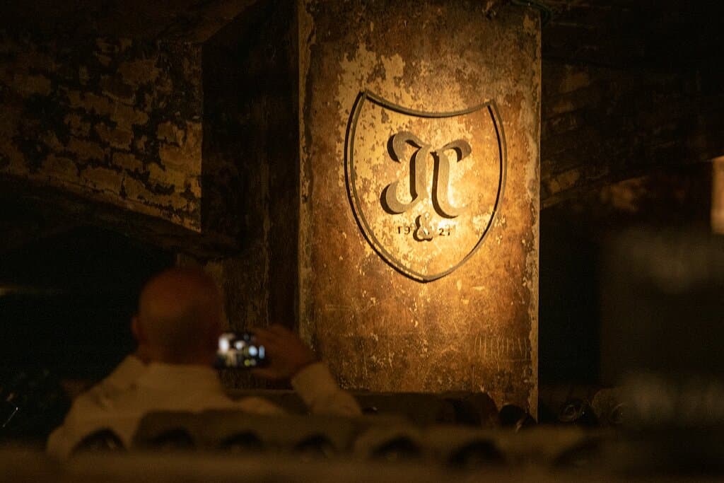 Escudo de Juvé & Camps en el interior de las cavas