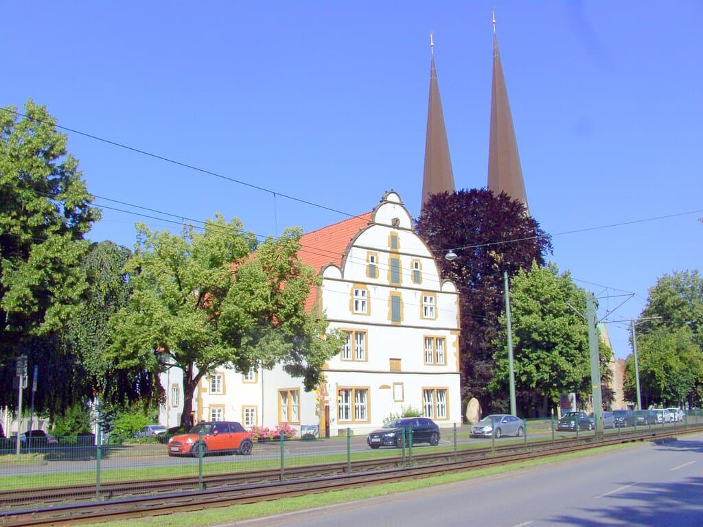 Zwei historische Bauwerke. Spiegelhaus und Neustädter Marien Kirche...
