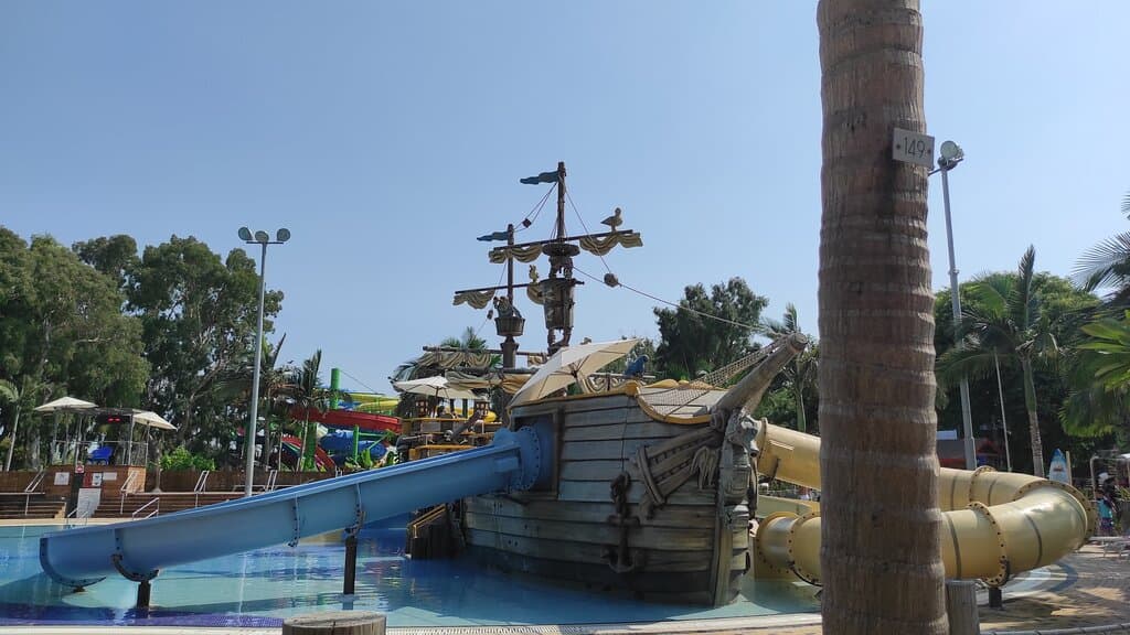 бассейн для детей с горками,на которых с удовольствием катаются и взрослые