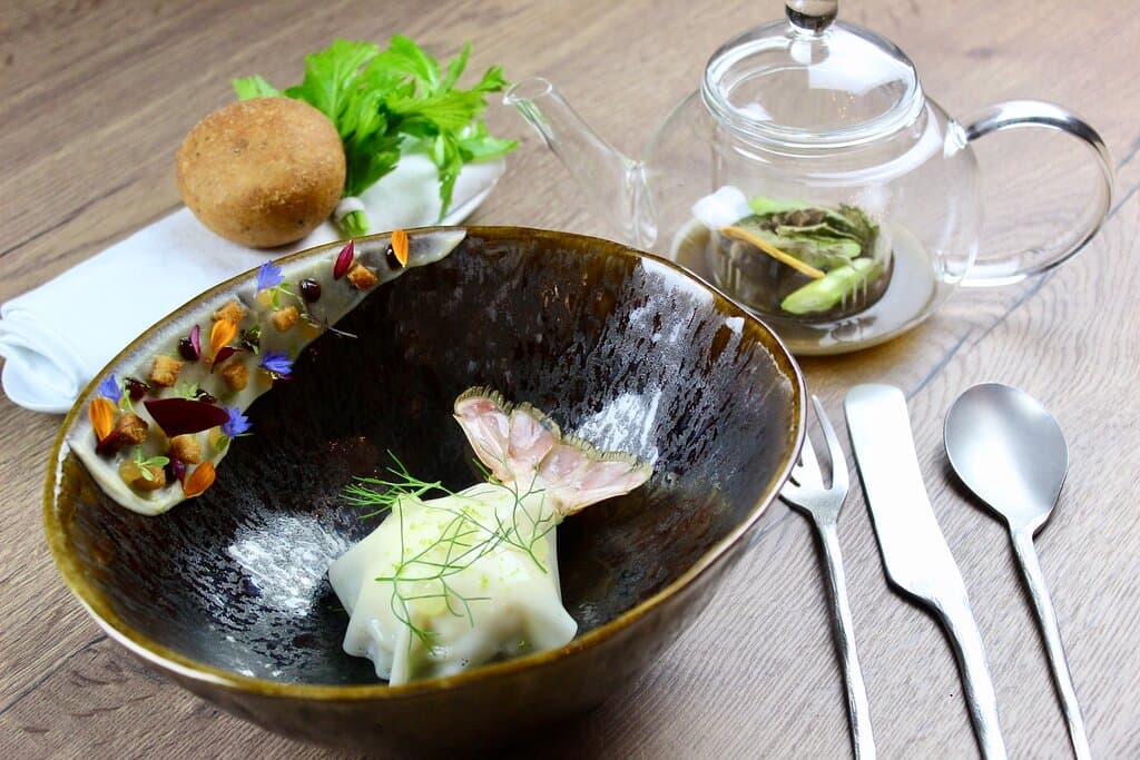 La Langoustine, choux fleur brûlés & jus de têtes 