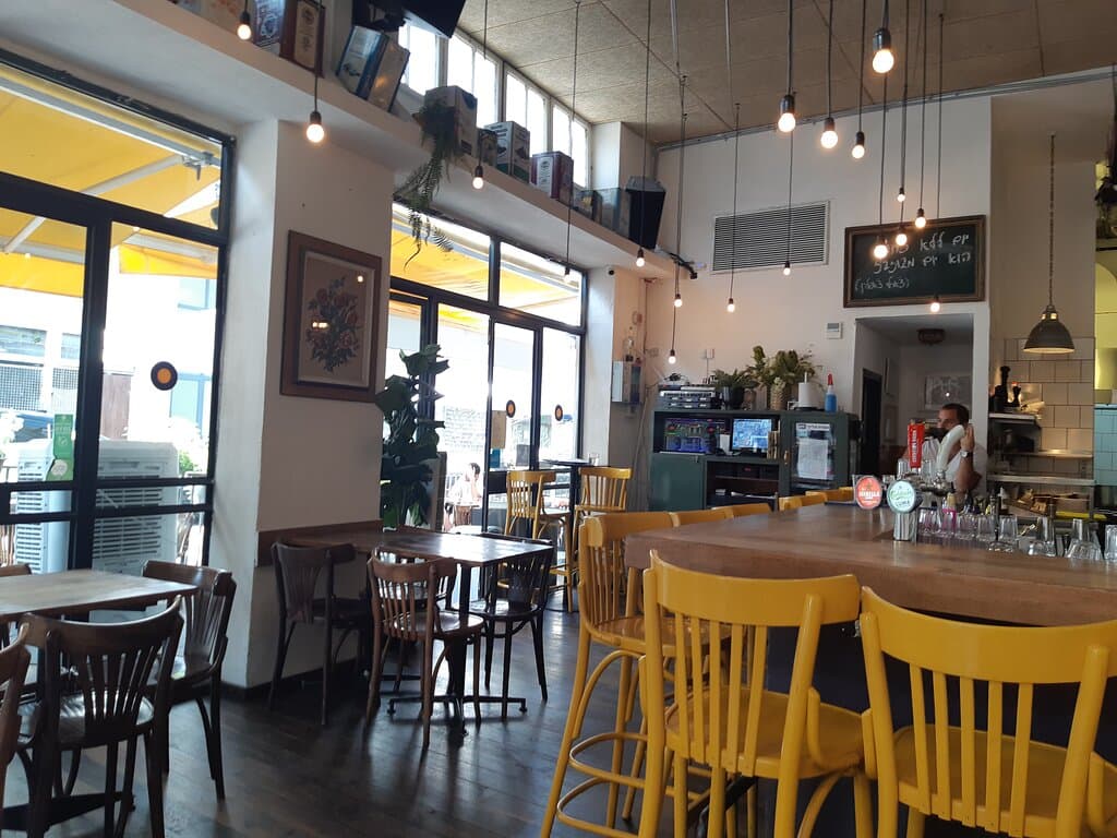 המסעדה (אפשר לשבת גם בחוץ)