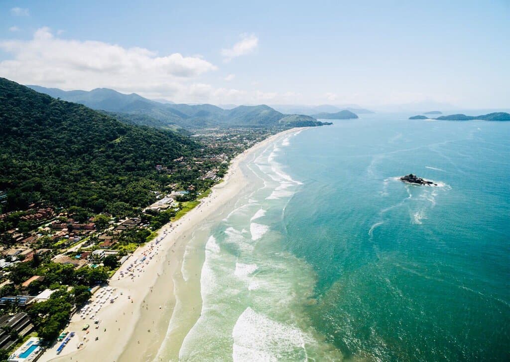 A Juuquehy Surf House é uma guest house muito confortável e aconchegante, está situada a 300m da praia, pertíssimo da Entrada 03. Estamos na rua principal de Juquehy, a um minuto (a pé) do mercado, padaria, farmácia e bares, restaurantes.