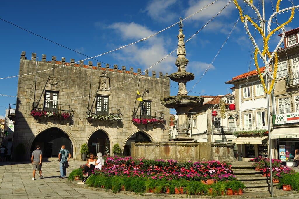 Plaza, fuente y antiguo paçp