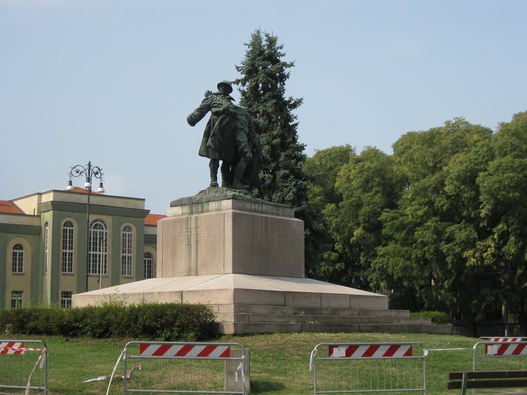 il monumento al centro della piazza