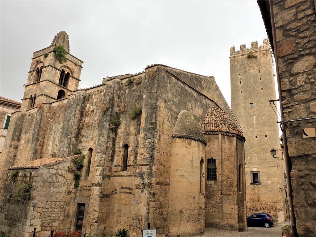 Tarquinia - Chiesa San Pancrazio e Torre Merlata da via S. Panctrazio (Vt)